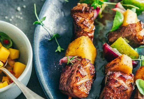 Brochettes de magret de canard a l ananas salsa de mangue